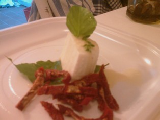 RICOTTINA DI BUFALA CON MIELE ERBETTE E POMODORO SECCO